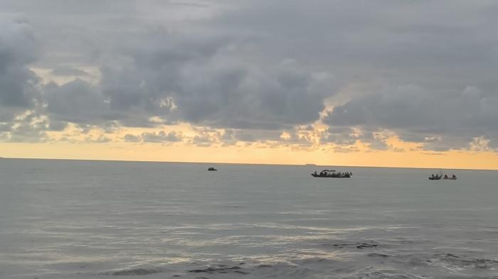 PENCARIAN ORANG HILANG - Kapal dan perahu karet milik tim gabungan saat mencari korban hanyut di Pantai Ujung Karang, belakang kampus UBH, Kecamatan Padang Utara, Kota Padang, Jumat (24/4/2026) sore. Pencarian pada hari terakhir masih belum membuahkan hasil.