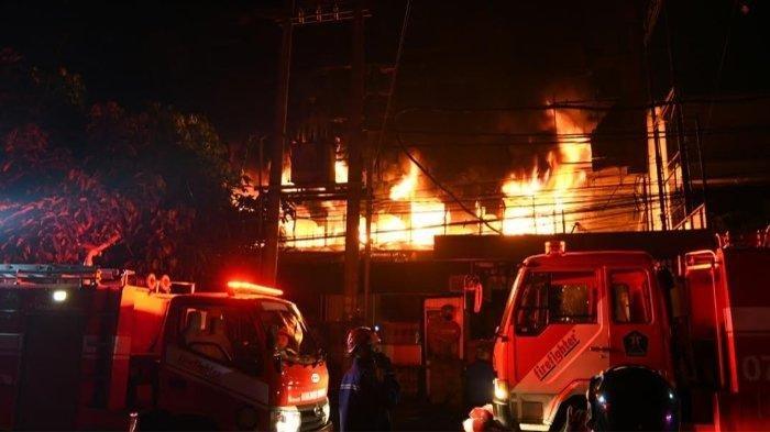 Kebakaran Malang Plaza Hanguskan Puluhan Toko, Warga Sekitar Terpaksa Mengungsi
