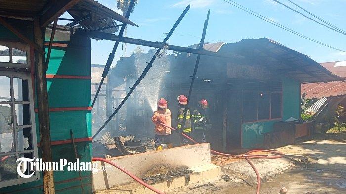 Kebakaran di Ganting Parak Gadang Padang Hanguskan 2 Rumah, 1 Motor dan 6 Sepeda Hangus