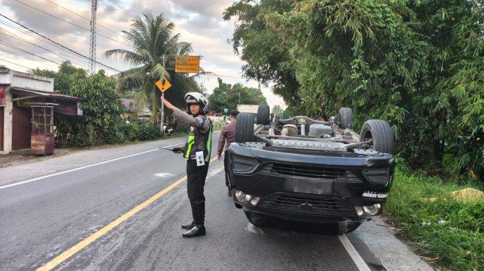 KECELAKAAN- Petugas kepolisian mengatur akses lalu lintas di lokasi kecelakaan kawasan Buayan, Kecamatan Batang Anai, Kabupaten Padang Pariaman, Senin (27/4/2027).