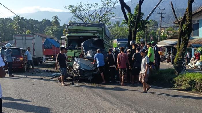 KECELAKAAN DI PADANG - Kecelakaan melibatkan satu unit truk dan minibus terjadi di kawasan Padang Besi, Kecamatan Lubuk Kilangan, Kota Padang, Minggu (10/5/2026) pagi. 