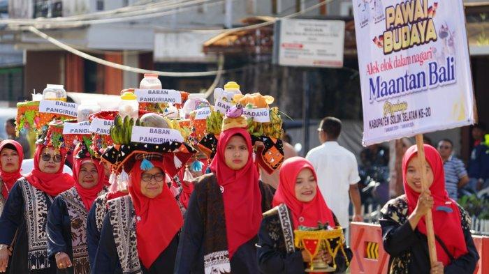 Peringati HUT ke-20, Solok Selatan Gelar Pawai Bertajuk Alek Elok dalam Nagari