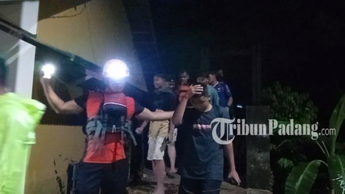 EVAKUASI ORANG TERJEBAK - Sejumlah remaja yang berhasil dievakuasi dari aliran Sungai Batang Kandis menjalani pendataan dan pemeriksaan awal oleh petugas di posko utama, Kelurahan Balai Gadang, Kecamatan Koto Tangah, Kota Padang, Senin (16/2/2026) malam. Kelima remaja tersebut bersama tim gabungan tiba di posko utama sekitar pukul 19.30 WIB.