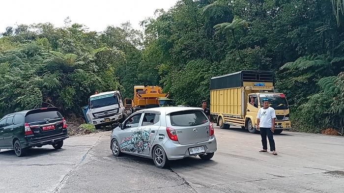 MACET SITINJAU LAUIK - Proses evakuasi truk yang mengalami kecelakaan di kawasan Panorama II, Jalur Sitinjau Laut, Rabu (10/6/2026). Kemacetan dipicu oleh beberapa faktor, mulai dari perbaikan jalan, kendaraan besar yang mengalami kerusakan, hingga proses evakuasi truk yang sebelumnya mengalami kecelakaan.