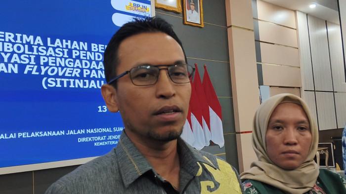 FLYOVER SITINJAU LAUIK- Kepala BPJN Sumbar, Elsa Putra Friandi, diwawancarai awak media usai kegiatan serah terima lahan bebas dan simbolis pendaftaran konsinyasi pengadaan tanah pembangunan Flyover Panorama I Sitinjau Lauik di Istana Gubernur Sumbar, Padang, Jumat (13/3/2026) malam. BPJN Sumbar menyebut proses konsinyasi lahan proyek flyover tersebut akan mulai didaftarkan ke pengadilan pada pekan depan.