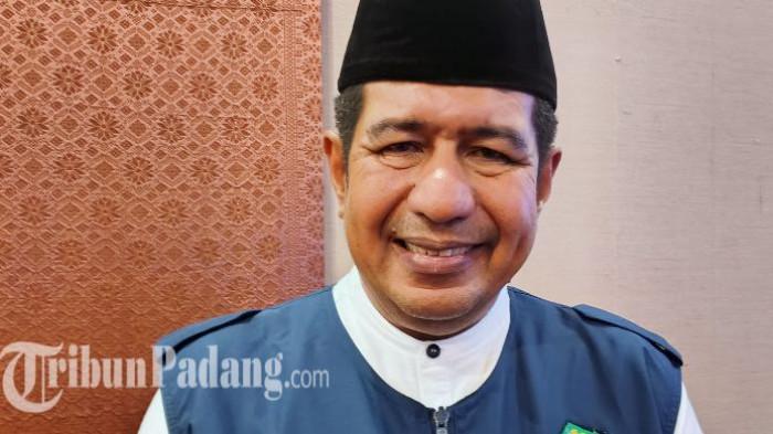 RUKYATUL HILAL SUMBAR - Kepala Bidang Urusan Agama Islam Kanwil Kemenag Sumbar, Yosef Khairul, memberikan keterangan kepada TribunPadang.com usai pemantauan hilal di lantai 4 Hotel Rangkayo Basa, Padang, Kamis (19/3/2026). Ia menyebut hilal belum terlihat di Sumbar karena ketinggiannya masih sekitar 2,5 derajat.