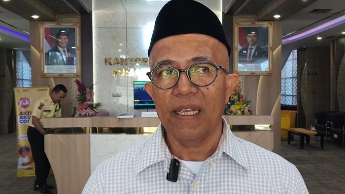 TEBAR KURBAN SUMBAR - Kepala Biro Kesejahteraan Rakyat (Kesra) Setdaprov Sumbar, Edi Dharma, saat diwawancarai di Kantor Gubernur Sumbar, Senin (27/4/2026). Ia menyebut Pemprov Sumbar menargetkan minimal 100 hewan kurban yang akan didistribusikan ke daerah terpencil hingga wilayah terdampak bencana.