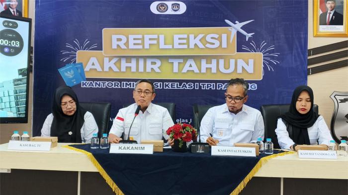REFLEKSI AKHIR TAHUN- Kepala Kantor Imigrasi Kelas I TPI Padang, Murdo Danang Laksono, menyampaikan capaian kinerja keimigrasian sepanjang tahun 2025 dalam kegiatan refleksi akhir tahun di Padang, Rabu (24/12/2025).