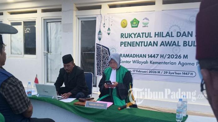 RUKYATUL HILAL SUMBAR - Petugas Kemenag Sumbar dan BMKG melakukan rukyatul hilal 1 Ramadan 1447 Hijriah menggunakan teleskop di Masjid Al-Hakim, Kota Padang, Selasa (17/2/2026). Kepala Kantor Wilayah Kementerian Agama (Kakanwil) Sumbar, Mustafa, mengatakan rukyatul hilal tahun ini dilaksanakan di 15 titik yang tersebar di berbagai kabupaten dan kota di Sumbar.