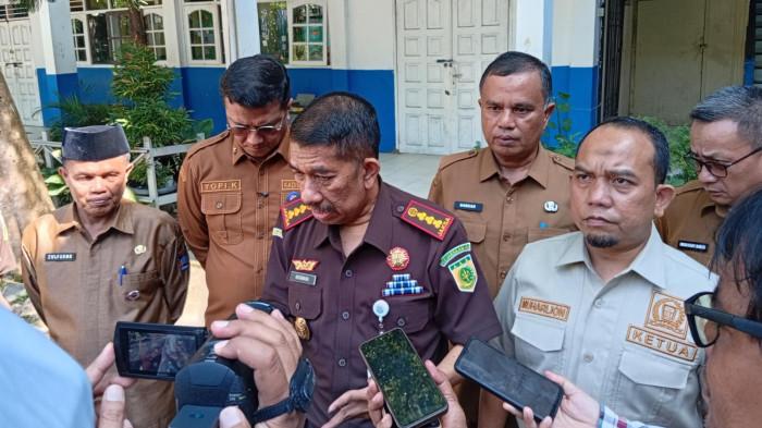 ANTISIPASI PEREDARAN NARKOTIKA - Kepala Kejaksaan Negeri (Kejari) Padang, Koswara, didampingi Ketua DPRD Kota Padang, Muharlion, memberikan keterangan kepada awak media terkait tingginya kasus narkotika di Kota Padang, Senin (27/4/2026). Kejari mencatat sekitar 90 persen perkara yang ditangani didominasi kasus narkoba dan menegaskan komitmen penindakan tegas terhadap para bandar.