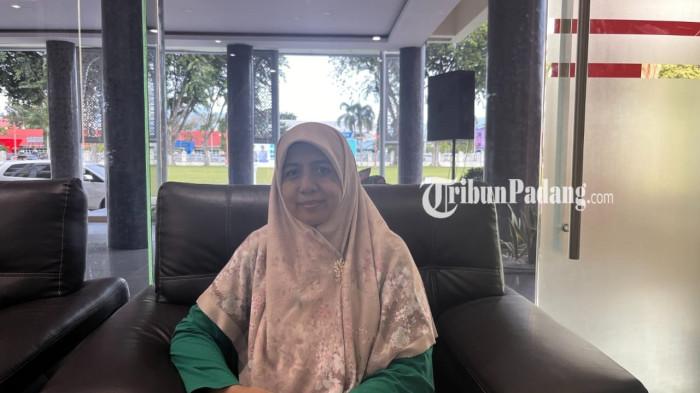 KLB CAMPAK- Kepala Puskesmas Ambacang Riny Zulfianty, saat ditemui terkait penetapan KLB di Puskesmas Ambacang setelah tiga anak dinyatakan positif campak melalui hasil pemeriksaan darah di labor, Kamis (13/11/2025). Ia menerangkan laporan kasus campak pertama muncul pada anak yang ditinjau berasal dari teman satu kelasnya di kawasan Andalas, Padang Timur.