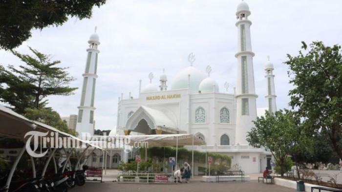 MASJID AL HAKIM: Suasana di Masjid Al Hakim Padang saat dikunjungi TribunPadang.com, Selasa (17/2/2026). Ketua Harian Masjid Al Hakim, Muhammad Muamar, menjelaskan bahwa desain ini memang sengaja menonjolkan nuansa Taj Mahal.