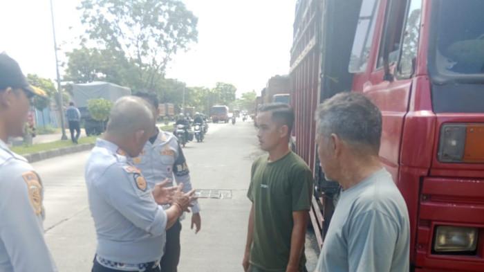 PENERTIBAN PARKIR LIAR - Petugas Dinas Perhubungan Kota Padang melakukan sosialisasi dan penertiban terhadap truk yang parkir di bahu jalan di kawasan Jalan Bypass menuju Teluk Bayur, Kota Padang, Senin (25/5/2026).  Ketua Komisi II DPRD Kota Padang, Rachmad Wijaya, menyoroti masih banyaknya truk yang parkir di badan dan bahu jalan di sejumlah ruas utama Kota Padang, terutama di sepanjang Jalan Bypass menuju Pelabuhan Teluk Bayur.