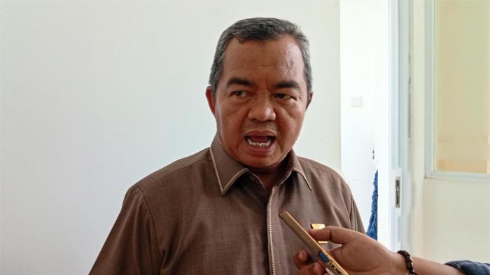 KASUS ASUSILA- Ketua Komisi IV DPRD Kota Padang, Iskandar, saat diwawancarai, Senin (30/3/2026). Iskandar meminta agar OPD terkait segera menindaklanjuti dugaan kasus asusila yang dilakukan oleh seorang kakek kepada cucunya di kawasan Bungus Teluk Kabung.