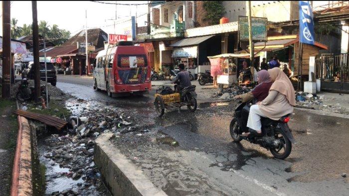 Drainase Rusak di Jalan Lintas Ujung Gading Pasaman Barat Sebabkan Banjir dan Bau Busuk