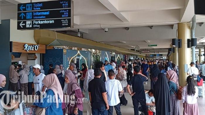 ARUS BALIK SUMBAR - Sejumlah calon penumpang memadati area keberangkatan Bandara Internasional Minangkabau (BIM), Minggu (29/3/2026). Kondisi arus balik di Bandara Internasional Minangkabau (BIM) menunjukkan pemandangan luar biasa dengan kepadatan calon penumpang yang memadati area keberangkatan.