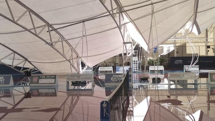 Kondisi bagian dalam lapangan padel Anwa Racquet Club yang ambruk di bagian atapnya.