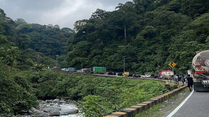 POPULER SUMBAR: Jalan Silaiang Macet Akibat Truk Rusak dan Terminal Bareh Solok Masih Sepi