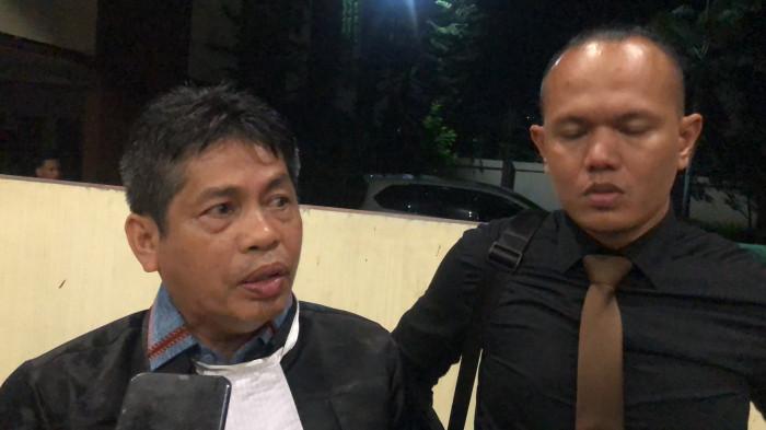 POLISI TEMBAK POLISI- Kuasa hukum terdakwa AKP Dadang Iskandar, Sutan Mahmud Sauqan, memberikan keterangan kepada wartawan usai sidang di Pengadilan Negeri Padang, Kota Padang, Provinsi Sumatera Barat, Rabu (17/9/2025) malam. Sutan Mahmud Sauqan, memastikan pihaknya akan mengajukan banding atas vonis penjara seumur hidup yang dijatuhkan majelis hakim Pengadilan Negeri (PN) Padang terhadap kliennya, AKP Dadang Iskandar.