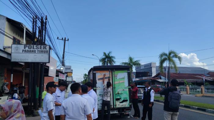 UPAYA PENINGKATAN PAD : Sejumlah petugas Bapenda Kota Padang saat melaksanakan razia beberapa waktu yang lalu. Bapenda menemukan banyak pelanggaran terjadi pada iklan atau reklame yang terpasang di kendaraan. (Dok Bapenda Kota Padang)