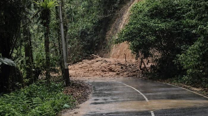 LONGSOR KABUPATEN AGAM - Penampakan jalan usai tertutup material longsor di Jalan Provinsi Jorong Lubuk Sao, Nagari Dalko, Kecamatan Tanjung Raya, Kabupaten Agam, Senin (16/2/2026) sore. Kabid KL BPBD Agam, Abdul Ghafur sebut longsor kembali terjadi di ruang Jalan Provinsi Jorong Lubuk Sao, akibat hujan intensitas tinggi.