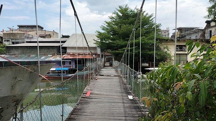 Warga Keluhkan Jembatan Gantung Lapuk dan Berbahaya, di Kampung Teleng, Batang Arau Kota Padang