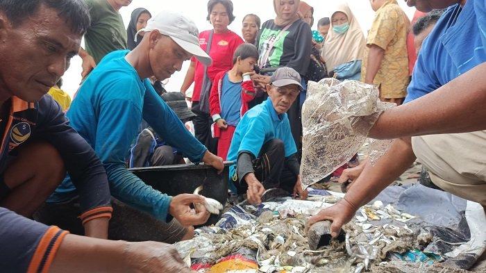 Laut di Padang Kian Memprihatinkan: Nelayan Menjala Sampah, Bukan Ikan