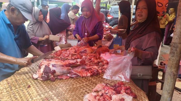 TRADISI MAMBANTAI PADANG - Penampakan masyarakat yang antusias membeli daging sapi pada tradisi 'mambantai' di Kampung Tanjung, Kecamatan Kuranji, Kota Padang, Kamis (19/3/2026). Lokasi ini dikerumuni masyarakat dari berbagai daerah di kota Padang, terutama sekali masyarakat pribumi Kampung Tanjung.