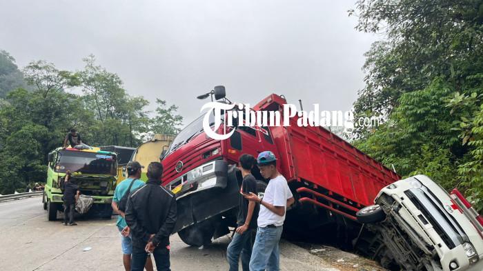 MACET- Kecelakaan beruntun yang melibatkan2