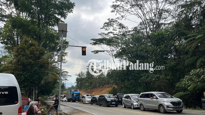 MACET- Sejumlah kendaraan terpaksa