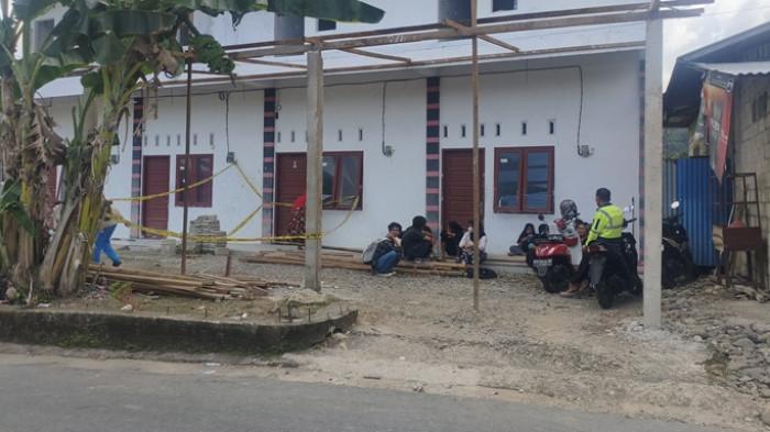 MAHASISWA PNP MENINGGAL - Penampakan lokasi ditemukannya mahasiswa PNP yang diduga bunuh diri di pintu kamar mandi kostnya, kawasan Jawa Gadut, Kelurahan Limau Manis, Kecamatan Pauh, Kota Padang, Sabtu (11/4/2026). Dosen Pembimbing Akademik 1 korban, Fitri Adona sebut korban tengah menjalani tugas akhir dan judulnya sudah diterima.