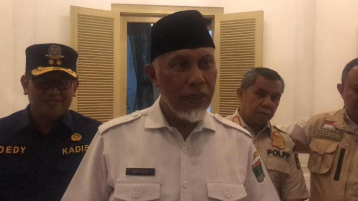 PERGANTIAN TAHUN BARU- Gubernur Sumbar, Mahyeldi Ansharullah saat memberikan keterangan di Istana Gubernur, Rabu (24/12/2025) malam. Mahyeldi minta masyarakat tak gunakan kembang api serta hura-hura saat pergantian tahun baru, guna tunjukan empati terhadap korban bencana.