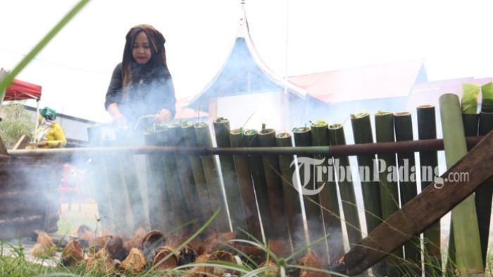 MALAMANG JELANG RAMADAN: Kemeriahan menyambut bulan suci Ramadan 1447 Hijriah mulai terasa di Kota Padang, Sumatera Barat. Salah satu tradisi yang tetap eksis dilaksanakan adalah 