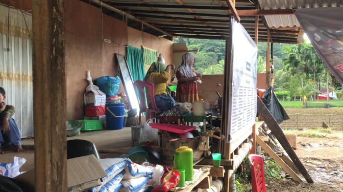 MASAK- Penghuni huntara di Batu Busuk memasak gulai nangka di hunian sementara, Kelurahan Kapalo Koto, Kecamatan Pauh, Kota Padang, Minggu (21/12/2025). Warga masak bersama untuk kegiatan 'mandoa', agar dihindarkan dari musibah bencana.
