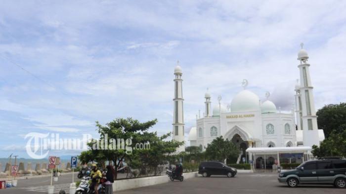MASJID AL HAKIM: Suasana di Masjid Al Hakim Padang saat dikunjungi TribunPadang.com, Selasa (17/2/2026). Arsitekturnya yang menyerupai Taj Mahal di India menjadikannya magnet bagi siapa saja yang ingin menutup hari dengan syahdu.