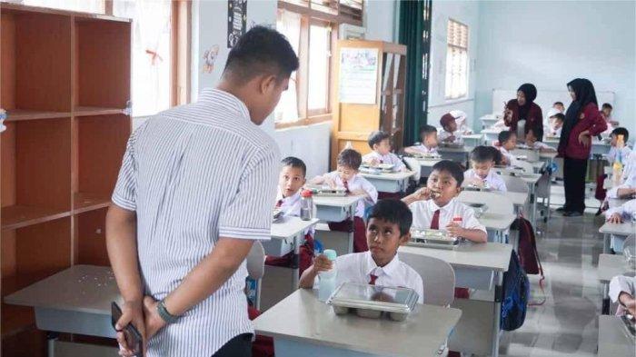 MBG DHARMASRAYA- Pemerintah Kabupaten (Pemkab) Dharmasara saat meninjau pelaksanaan program Makanan Bergizi Gratis (MBG) di SDN 06 Sitiung, Kabupaten Dharmasraya, Sumatera Barat, Senin (29/9/2025).