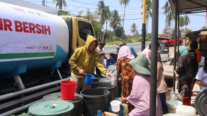 KEKERINGAN DI PADANG: Warga Koto Tingga Dalam, Kelurahan Pasar Ambacang, Kecamatan Kuranji, Kota Padang mengantri bantuan air bersih dari relawan, Senin (26/1/2026). Sudah dua bulan terakhir, sejak bencana alam melanda di penghujung tahun lalu, sumur-sumur warga kering kerontang.