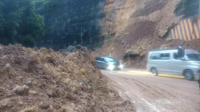 3 BERITA POPULER SUMBAR - 5 Fakta Longsor Kelok 9, Bus NPM Laka di Solok dan Kisah Heroik Nenek