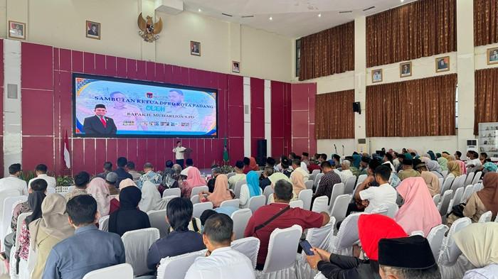 MUSRENBANG KECAMATAN - Ketua DPRD Kota Padang, Muharlion, menyampaikan sambutan sekaligus arahan dalam Musrenbang Kecamatan Koto Tangah di Aula Bagindo Azis Chan, Balikota Padang, Jumat (13/2/2026). Musrenbang tersebut membahas usulan prioritas pembangunan tahun anggaran 2027, mulai dari penanganan banjir, normalisasi sungai, hingga perbaikan infrastruktur dan pelayanan publik.
