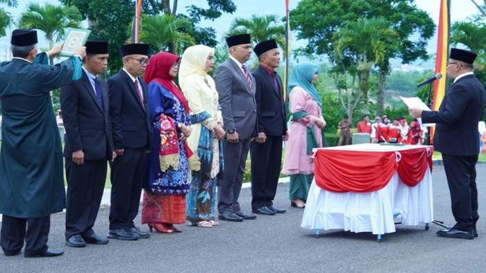 MUTASI PEJABAT BUKITTINGGI: Walikota Bukittinggi, Ramlan Nurmatias memutasi dan melantik tujuh pejabat eselon II di lingkungan Pemko Bukittinggi, Rabu (12/11/2025). Ramlan sebut pejabat yang dilantik bakal dievaluasi setiap enam bulan, jika tidak sesuai, langsung diganti.