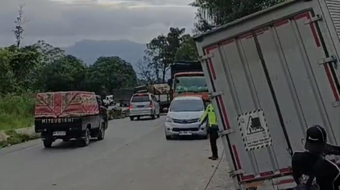 KECELAKAAN- Macet di Sitinjau Lauik, Kecamatan Lubuk Kilangan, Kota Padang, Sabtu (16/5/2026). Pengendara sebut macet dipicu kecelakaan beruntun di Kelok S dan truk rusak di Kelok Banto.