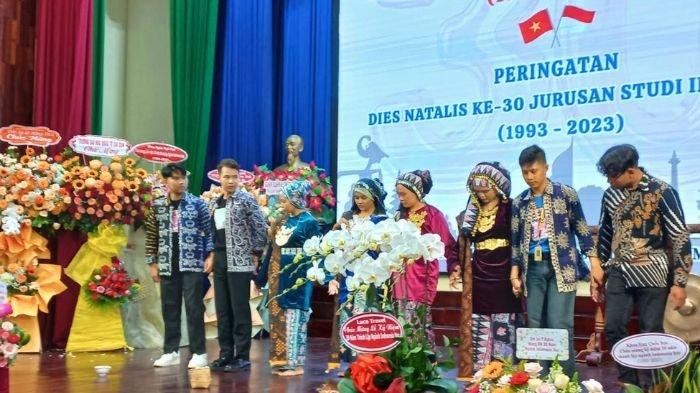 Mahasiswa Unand Bawakan Tari dari Ranoh Kincai di Universitas Social Sciences and Humanities Vietnam