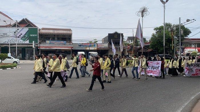 BREAKING NEWS: Mahasiswa Sumbar Gelar Aksi Damai Kawal Putusan MK di Depan Kantor DPRD Provinsi