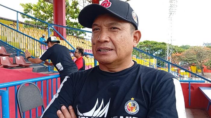 BRI SUPER LEAGUE - Manajer Semen Padang FC, Masykur Rauf, memberikan keterangan kepada awak media di Stadion Haji Agus Salim, Padang, Jumat (3/4/2026).  Manajer Semen Padang FC, Masykur Rauf, mengatakan Ade telah dipersiapkan sebagai opsi alternatif oleh tim pelatih, terutama untuk mengisi kekosongan yang ditinggalkan pemain yang cedera.