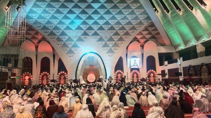 Salat Tarawih Pertama Ramadan 2024 di Masjid Raya Sumbar, Gubernur Mahyeldi Jadi Penceramah