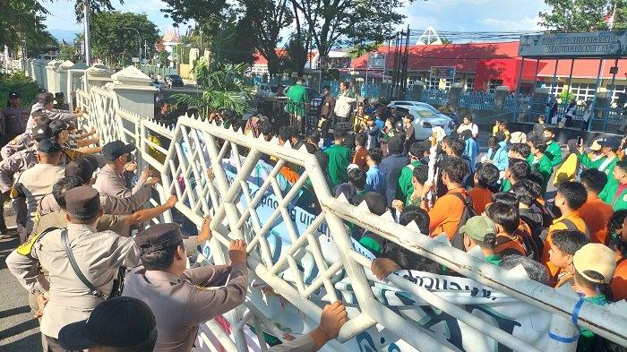 BEM Sumatera Barat Unjuk Rasa di Kantor Gubernur, Tuntut Janji Mahyeldi-Audy soal Sumbar Madani