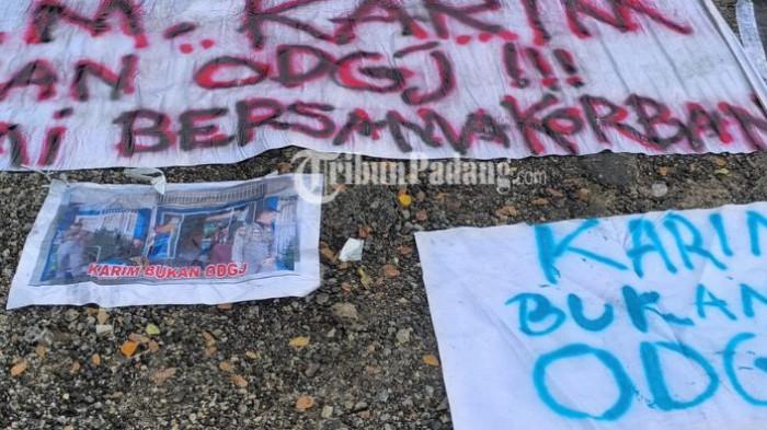 Massa terlihat datang menggunakan sd