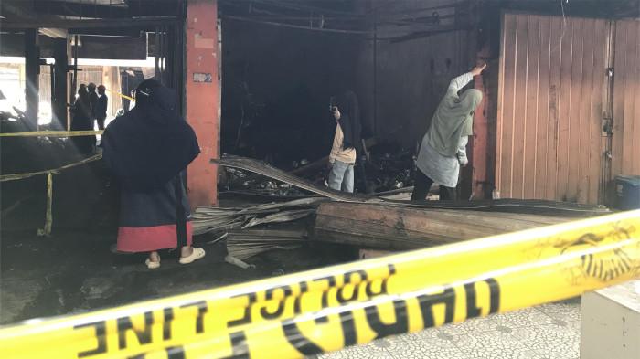 KEBAKARAN PASAR PAYAKUMBUH- Masyarakat hingga pedagang tampak mengunjungi Pasar Atas Blok Barat Payakumbuh, Sumatera Barat pasca terbakar pada Selasa (26/8/2025). Kedatangan pedagang yang toko atau kiosnya terbakar ialah untuk memberikan data yang berkaitan dengan kebakaran tersebut, Rabu (27/8/2025).