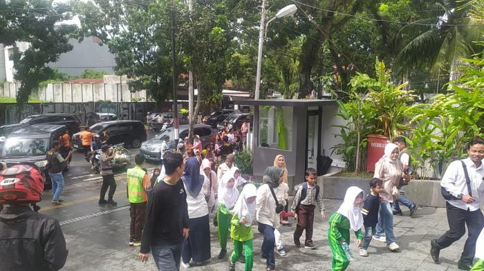 TSUNAMI DRILL PADANG: Sejumlah masyarakat tampak belarian ke Hotel Santika yang menjadi Tempat Evakuasi Sementara (TES) saat pelaksanaan Tsunami Drill, Rabu (5/11/2025). Masyarakat yang terdiri dari anak-anak hingga lansia tampak ikut dalam kegiatan tersebut.