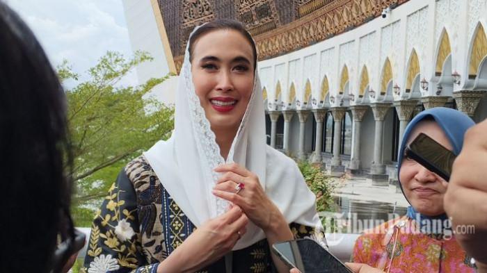 MENTERI PARIWISATA - Menteri Pariwisata RI, Widiyanti Putri Wardhana saat diwawancarai di Masjid Raya Syekh Ahmad Khatib Al-Minangkabawi, Padang, Rabu (29/4/2026). Ia menekankan pentingnya kesiapan infrastruktur dan akomodasi, termasuk hotel dan jumlah kamar, guna mendukung peningkatan kunjungan wisatawan ke Sumatera Barat.